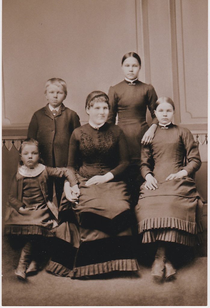 Siblings of Amy Johnson Lindgren